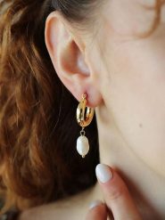 Pierres delicates Pozłacane kolczyki-kreole z perłami rozmiar: onesize. Białe kolczyki Pierres delicates, z perłą, pozłacane. Za 43.99 zł.