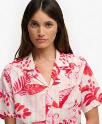 Superdry Koszula krótki rękaw Beach w kwiatowe Ikat czerwona. Czerwone koszule Superdry, z aplikacjami, z bawełny, wakacyjne, bez kołnierzyka, bez ramiączek. Za 228.15 zł.