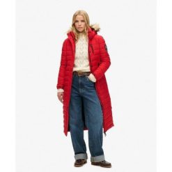Długi pikowany płaszcz z kapturem Fuji od SUPERDRY. Czerwone płaszcze Superdry, bez wzorów, z kapturem. W wyprzedaży za 672.85 zł.