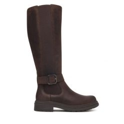 Kozaki Clarks. Brązowe kozaki Clarks, bez obcasa, na płaskiej podeszwie, bez zapięcia. Za 779.99 zł.