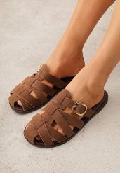 Brązowe Klapki Gladiatorki z Ozdobną Sprzączką Lusanatia. Brązowe klapki Renee, bez wzorów, bez obcasa, na płaskiej podeszwie. Za 79.99 zł.