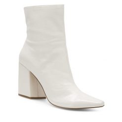 Botki Nine West. Białe botki Nine West, bez wzorów, bez obcasa, na słupku, bez zapięcia. Za 259.99 zł.