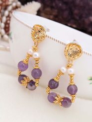 Pierres de Jade Pozłacane kolczyki-wkrętki z perłami i kryształami rozmiar: onesize. Białe kolczyki Pierres de Jade, z kryształem, pozłacane. Za 39.99 zł.