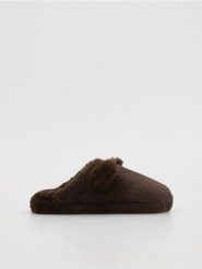 Miękkie kapcie - brązowy. Brązowe obuwie domowe Reserved, bez wzorów, bez zapięcia. Za 79.99 zł.