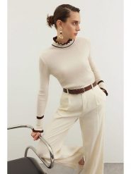 Trendyol Sweter w kolorze kremowym rozmiar: S. Brązowe swetry Trendyol, s, bez wzorów, prążkowane, bez ramiączek. Za 63.95 zł.