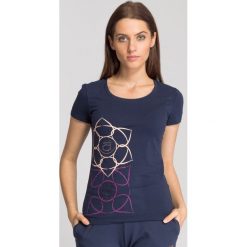 Granatowy t-shirt damski z nadrukiem. Niebieskie t-shirty EA7 Emporio Armani, l, z aplikacjami, z bawełny, bez kołnierzyka, bez ramiączek. Za 163.60 zł.
