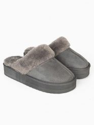 ISLAND BOOT Kapcie "Emesta" w kolorze szarym rozmiar: 36. Szare obuwie domowe Island Boot, bez wzorów, bez zapięcia. Za 96.83 zł.