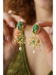 L'Atelier de Gaia Pozłacane kolczyki z malachitami rozmiar: onesize. Zielone kolczyki L'Atelier de Gaia, z malachitem, pozłacane. Za 60.99 zł.