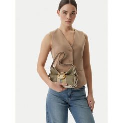 Torebka Guess. Brązowe listonoszki Guess, z aplikacjami, bez dodatków. Za 584.99 zł.