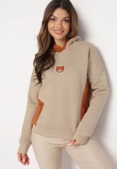 Beżowa Bawełniana Bluza z Kapturem z Polarem i Naszywką Misia Hestada. Brązowe bluzy Born2be, z aplikacjami, z bawełny, z kapturem. Za 99.99 zł.