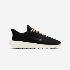 Buty sportowe damskie Decathlon KLNJ Be Essential. Czarne obuwie sportowe DECATHLON, z poliesteru, bez zapięcia, trekkingowe. Za 79.99 zł.