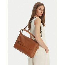 Torebka Coccinelle. Brązowe torebki klasyczne Coccinelle, bez wzorów, bez dodatków. Za 1,599.99 zł.