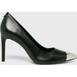 Calvin Klein - Szpilki. Czarne szpilki Calvin Klein, bez wzorów, z materiału, bez obcasa, na obcasie, bez zapięcia. W wyprzedaży za 449.90 zł.