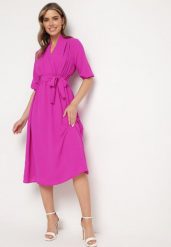 Fuksjowa Sukienka Rheniolea. Czerwone sukienki Born2be, m, bez wzorów, eleganckie, bez kołnierzyka, bez ramiączek, midi, kopertowe. Za 79.99 zł.