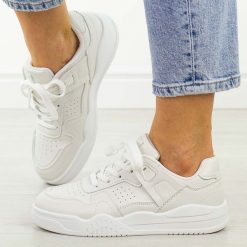 Białe sportowe buty damskie Jezzi News 6781. Białe obuwie sportowe Jezzi, na jesień, z dresówki, bez zapięcia, trekkingowe. W wyprzedaży za 103.20 zł.