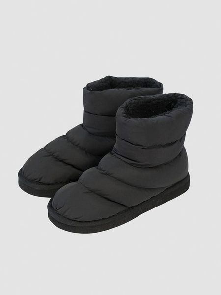 Monki Botki w kolorze czarnym rozmiar: 36/37. Czarne botki Monki, bez wzorów, z materiału, bez obcasa, bez zapięcia. Za 39.99 zł.