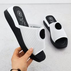 Skórzane klapki damskie komfortowe białe Jezzi 8479. Białe klapki Jezzi, bez wzorów, ze skóry, bez obcasa. Za 125.99 zł.