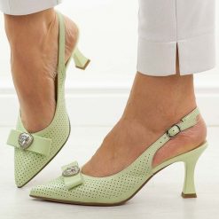 Zielone skórzane sandały damskie DiA 3119. Zielone sandały DiA, bez wzorów, ze skóry, eleganckie, bez obcasa, na obcasie, bez zapięcia. W wyprzedaży za 395.12 zł.