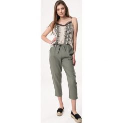 Ciemnozielone Spodnie Tacky. Spodnie materiałowe Born2be, l, bez wzorów, z materiału. Za 99.99 zł.