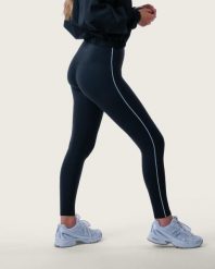 Damskie legginsy z wysokim stanem i kontrastowym lampasem na siłownię – czarny. Czarne legginsy sportowe AESTHETIC WOLF, m, bez wzorów, z dzianiny, z podwyższonym stanem, do biegania. Za 239.99 zł.