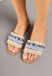 Niebiesko-Beżowe Klapki z Plecionką w Stylu Boho i Nitami Karvisa. Niebieskie klapki Born2be, bez wzorów, z jeansu, bez obcasa, na płaskiej podeszwie. Za 29.99 zł.