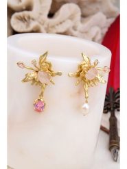 L'Atelier de Gaia Pozłacane kolczyki z perłami i cyrkoniami rozmiar: onesize. Białe kolczyki L'Atelier de Gaia, z cyrkonią, pozłacane. Za 43.99 zł.