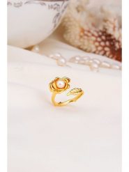 Pierres delicates Pozłacany pierścionek z perłą syntetyczną rozmiar: onesize. Żółte pierścionki Pierres delicates, z perłą, pozłacane. Za 108.74 zł.