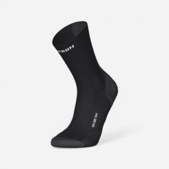 Skarpetki do biegania Kiprun Run 900 wysokie cienkie. Czarne skarpety KIPRUN, bez wzorów, z materiału. Za 49.99 zł.
