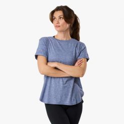 Koszulka treningowa damska Swedemount Core Loose Fit Tee szybkoschnąca. Niebieskie bluzki SWEDEMOUNT, bez wzorów, sportowe, bez kołnierzyka, bez ramiączek. W wyprzedaży za 57.00 zł.