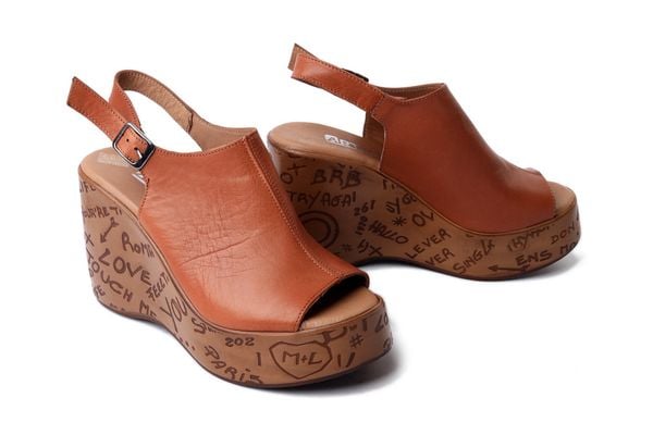 Artiker Relaks 58C3096 tan, sandały damskie. Brązowe sandały Artiker Relaks, bez wzorów, ze skóry, bez obcasa, na koturnie, bez zapięcia. Za 233.67 zł.