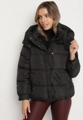 Czarna Kurtka Puffer o Fasonie Oversize z Kapturem i Naszywką Azirva. Czarne kurtki narciarskie Born2be, l, z aplikacjami, z dzianiny, z kapturem, narciarskie. Za 159.99 zł.