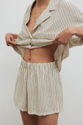 Szorty z wiskozy w paski w kolorze LIGHT BEIGE - SHELLY-L. Brązowe szorty Marsala, bez wzorów, z gumy. Za 189.90 zł.