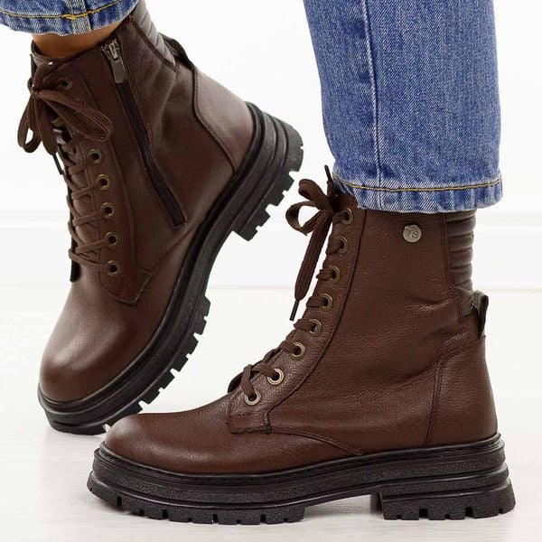 Brązowe skórzane botki damskie na traperze T.Sokolski Z25-345. Brązowe botki Sokolski, na jesień, z aplikacjami, z jeansu, z okrągłym noskiem, przed kolano, bez obcasa, bez zapięcia. Za 419.00 zł.