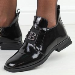 Czarne lakierowane skórzane botki damskie Filippo dbt4763/25. Czarne botki Filippo, na jesień, z aplikacjami, z lakierowanej skóry, bez obcasa, na płaskiej podeszwie, bez zapięcia. Za 319.00 zł.