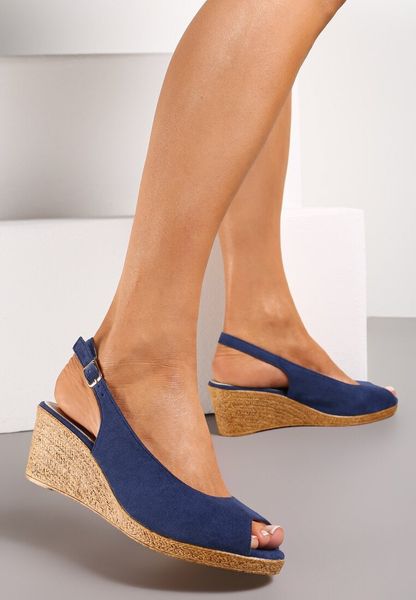 Granatowe Sandały z Zapięciem na Sprzączkę i Otwartym Noskiem na Koturnie Soelira. Niebieskie sandały Renee, bez wzorów, eleganckie, z otwartym noskiem, bez obcasa, na koturnie, bez zapięcia. Za 34.99 zł.