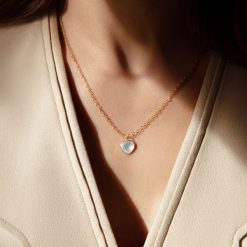 Naszyjnik ze złota próby 585 z sercem z masy perłowej. Żółte naszyjniki Lilou, z perłą, złote. Za 1,846.00 zł.