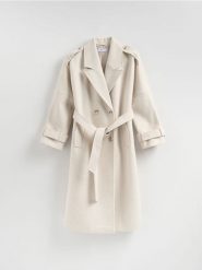 Dwurzędowy płaszcz z paskiem - kremowy. Białe płaszcze Reserved, l, bez wzorów, z tkaniny, bez kaptura. Za 259.99 zł.