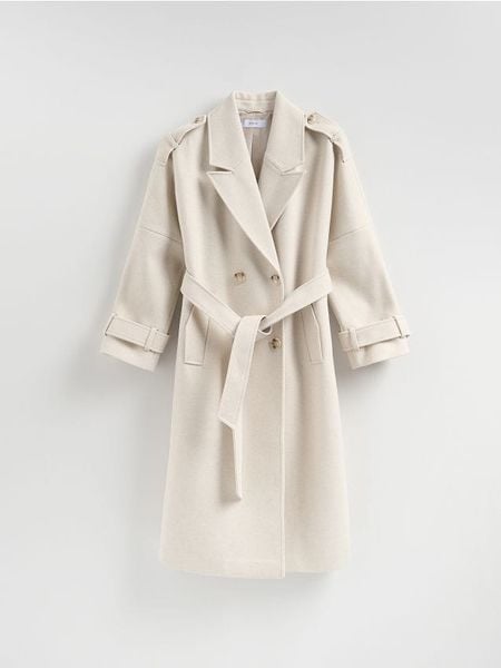 Dwurzędowy płaszcz z paskiem - kremowy. Białe płaszcze Reserved, l, bez wzorów, z tkaniny, bez kaptura. Za 259.99 zł.
