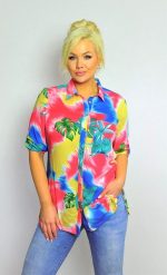 Elegancka koszula w letnie czerwone wzory z rękawem 3/4 PLUS SIZE XXL. Czerwone koszule Nasi partnerzy, plus size, bez wzorów, z bawełny, eleganckie, bez kołnierzyka, plus size, bez ramiączek. Za 199.90 zł.