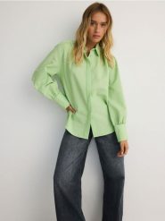 Koszula oversize w piżamowym stylu - zielony. Zielone koszule Reserved, l, bez wzorów, z bawełny, bez kołnierzyka, bez ramiączek. W wyprzedaży za 49.99 zł.