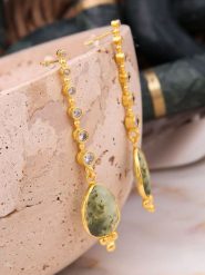 L'Atelier de Gaia Pozłacane kolczyki-wkrętki z prehnitem rozmiar: onesize. Zielone kolczyki L'Atelier de Gaia, z prehnitem, pozłacane. Za 60.99 zł.