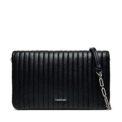 Torebka Calvin Klein. Czarne listonoszki Calvin Klein, bez wzorów, bez dodatków. Za 279.99 zł.