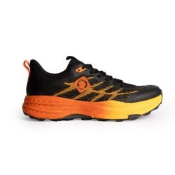 Uniseksowe, wielofunkcyjne buty techniczne DINUBA z 4-milimetrową przyczepnością. Czarne trekkingi Izas. W wyprzedaży za 269.52 zł.