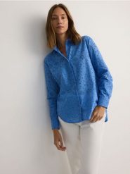 Ażurowa koszula oversize - jasnoniebieski. Niebieskie koszule Reserved, l, w ażurowe wzory, z bawełny, bez kołnierzyka, bez ramiączek. W wyprzedaży za 79.99 zł.