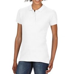 Damska Koszulka Polo Softstyle 172 Piqué. Białe koszulki polo GILDAN, s, bez wzorów, bez kołnierzyka, bez ramiączek. Za 69.99 zł.