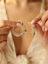 Pierres delicates Pozłacane kolczyki-półkreole z perłami i ametystami rozmiar: onesize. Różowe kolczyki Pierres delicates, z ametystem, pozłacane. Za 101.94 zł.