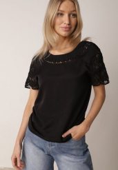 Czarna Bluzka Ozdobiona Ażurowymi Rękawkami Kelnila. Czarne bluzki Born2be, m, w ażurowe wzory, z jeansu, biznesowe, bez kołnierzyka, bez ramiączek. Za 59.99 zł.