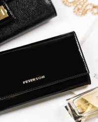 Lakierowany portfel czarny Peterson [DH] PTN BC-490-1420 BLAC. Czarne portfele Peterson, bez wzorów, z lakierowanej skóry. Za 163.98 zł.