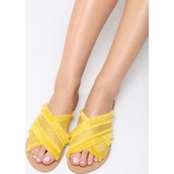 Żółte Klapki Golden Sparkle. Żółte klapki Born2be, z aplikacjami, ze skóry, bez obcasa, na płaskiej podeszwie. Za 39.99 zł.