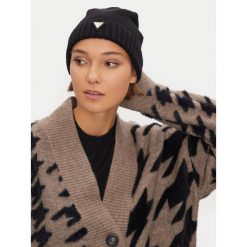 Czapka Guess. Czarne czapki Guess, z aplikacjami. Za 169.99 zł.
